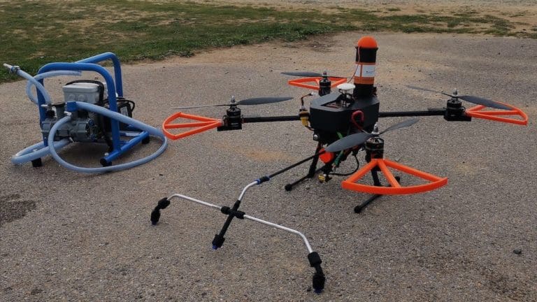 Utiliser un drone pour le démoussage des toitures peu accessibles -  Prévention BTP